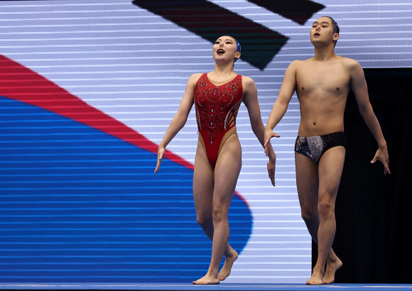 ‘변재준-김지혜’가 21일 오전 일본 후쿠오카 마린 메세 후쿠오카홀에서 열린 2023 세계수영선수권대회 아티스틱 스위밍 혼성 듀엣 프리 예선 경기에 입장하고 있다. 2023.7.21 연합뉴스