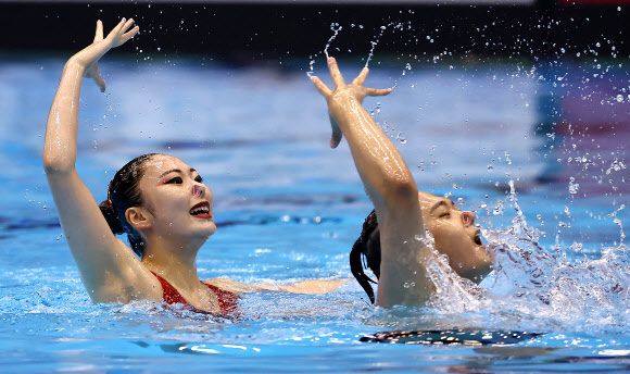 ‘변재준-김지혜’가 21일 오전 일본 후쿠오카 마린 메세 후쿠오카홀에서 열린 2023 세계수영선수권대회 아티스틱 스위밍 혼성 듀엣 프리 예선에서 연기를 펼치고 있다. 2023.7.21 연합뉴스