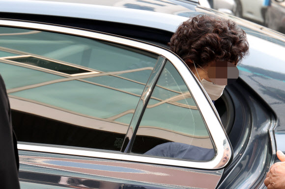 윤석열 대통령의 장모 최은순 씨가 21일 경기도 의정부시 가능동 의정부지방법원에서 통장 잔고증명 위조 등 혐의 관련 항소심 재판을 위해 법정으로 이동하고 있다. 2023.7.21 연합뉴스