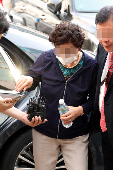 윤석열 대통령의 장모 최은순 씨가 21일 경기도 의정부시 가능동 의정부지방법원에서 통장 잔고증명 위조 등 혐의 관련 항소심 재판을 위해 법정으로 이동하고 있다. 2023.7.21 연합뉴스