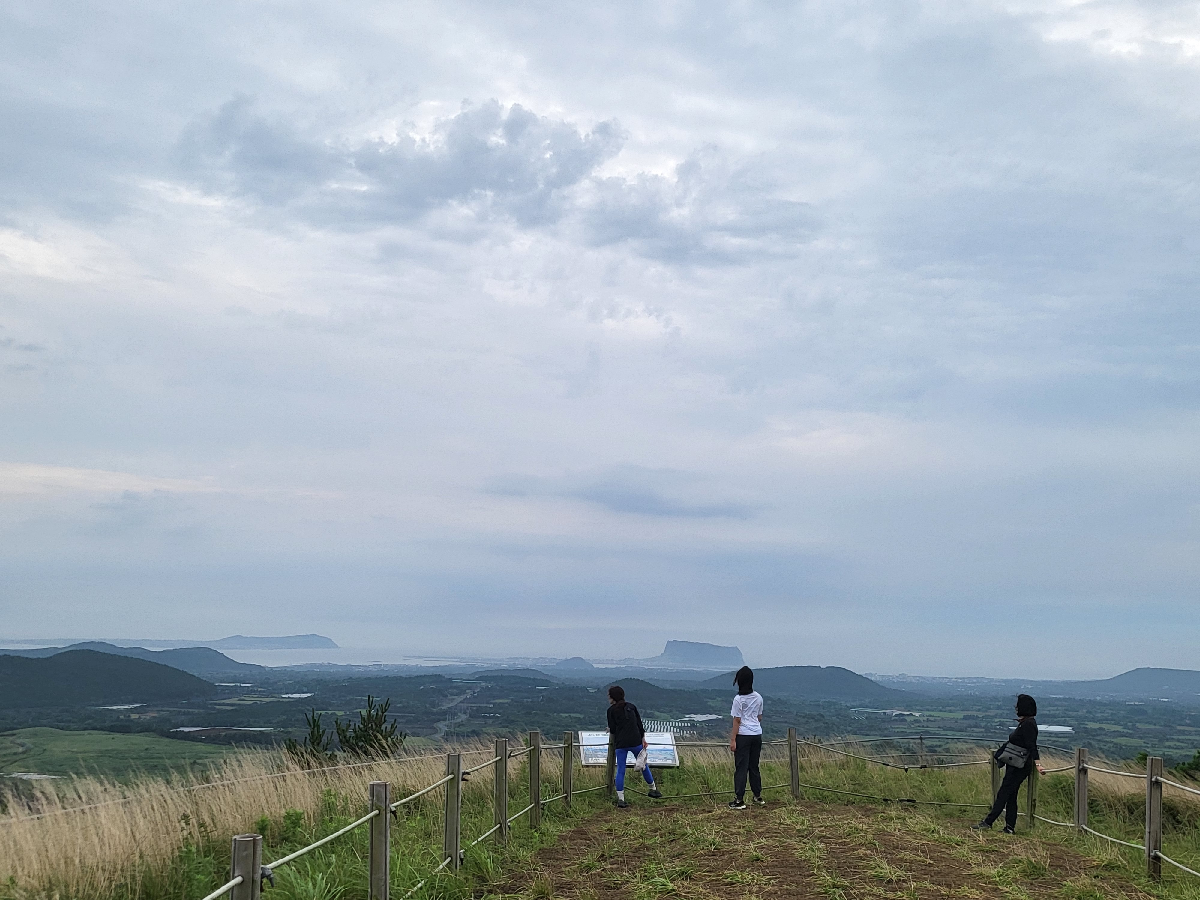 용눈이오름 정상에 오르면 멀리 성산일출봉, 우도까지 한눈에 펼쳐진다. 제주 강동삼 기자