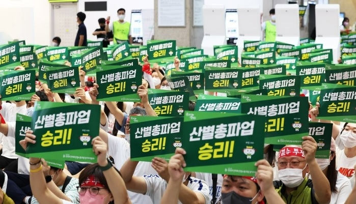 아주대의료원 노사가 파업 7일 만인 21일 오후 임금협상에 잠정 합의했다. 연합뉴스