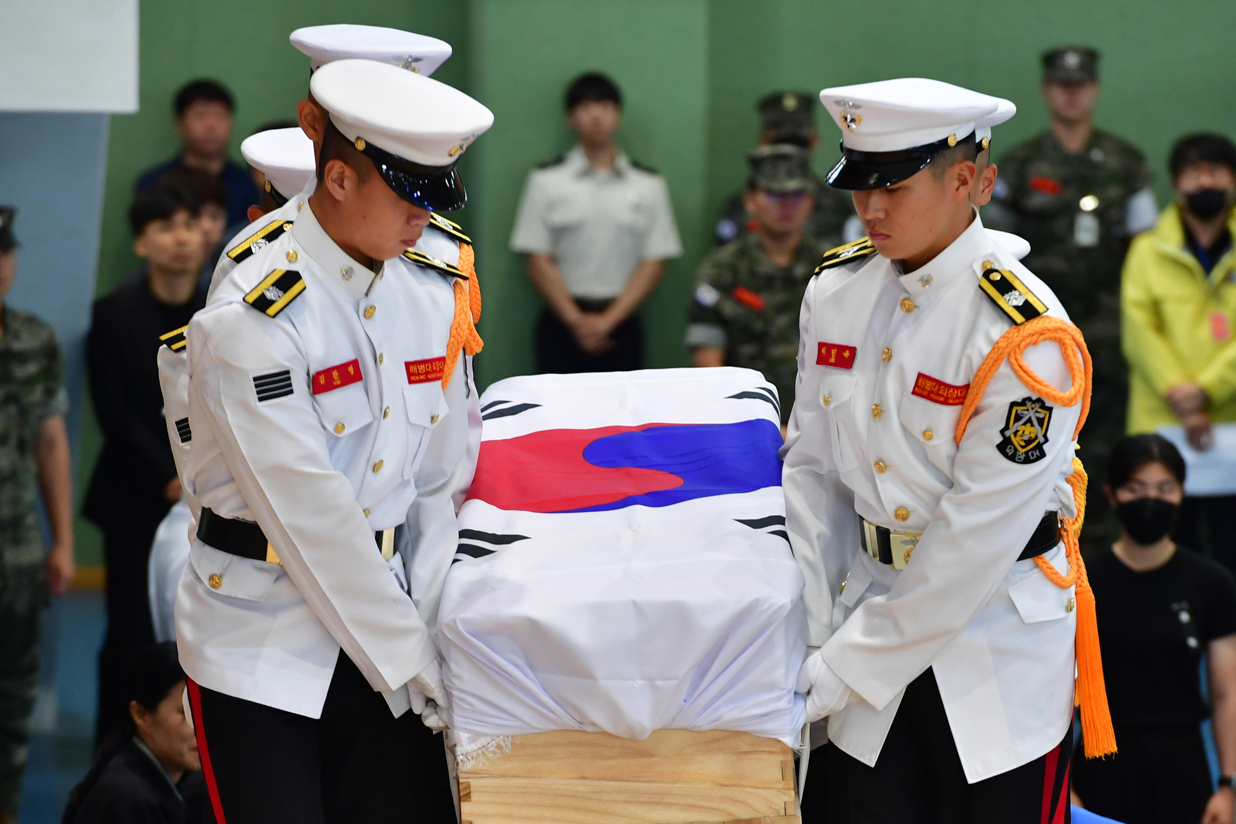 22일 경북 포항 해병대 1사단 체육관인 ‘김대식관’에서 열린 고 채수근 상병 영결식에서 영현이 입장하고 있다. 2023.7.22 연합뉴스