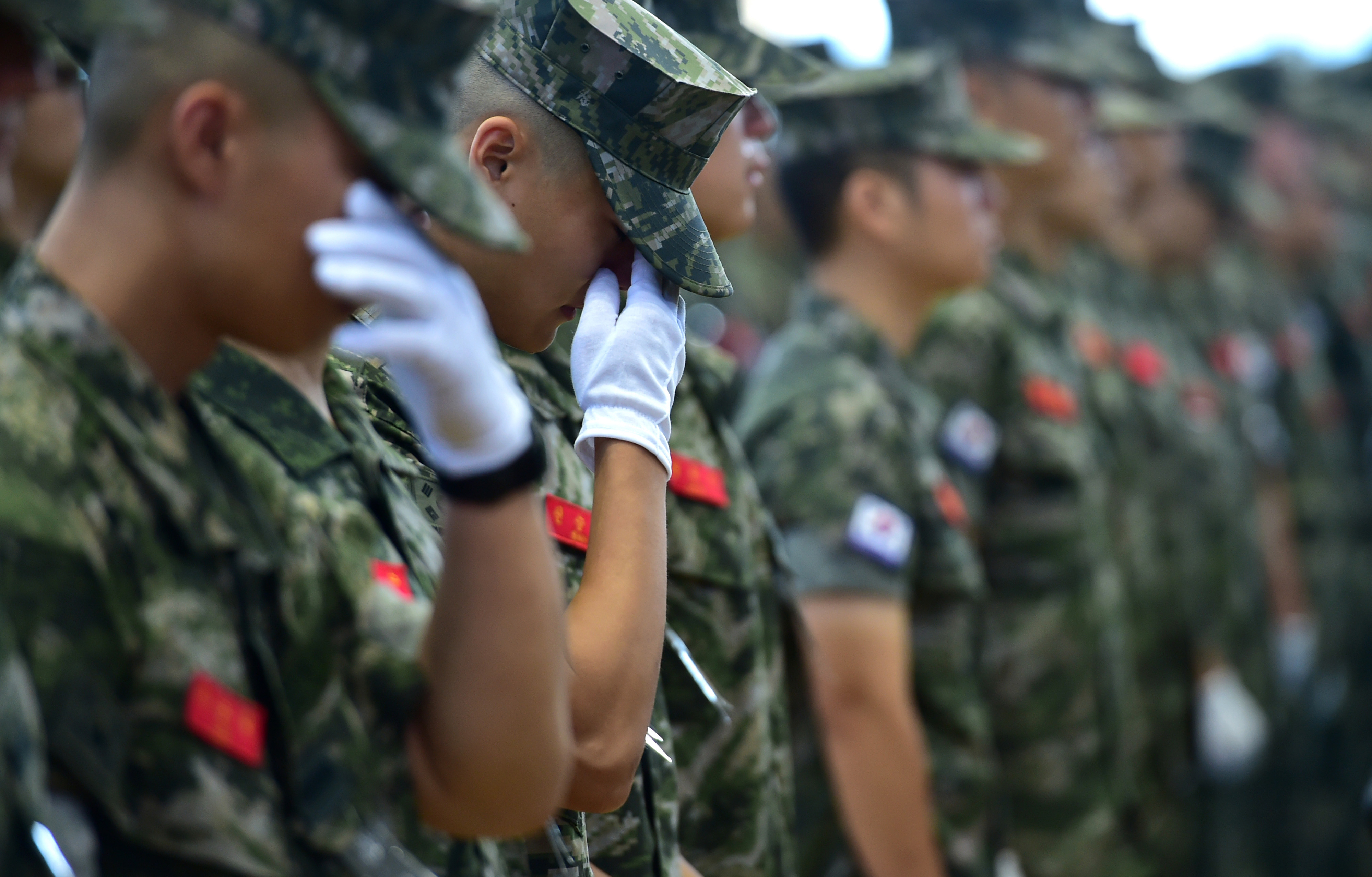 22일 경북 포항 해병대 1사단 체육관인 ‘김대식관’에서 열린 고 채수근 상병 영결식에서 해병대원이 눈물을 흘리고 있다. 2023.7.22 연합뉴스