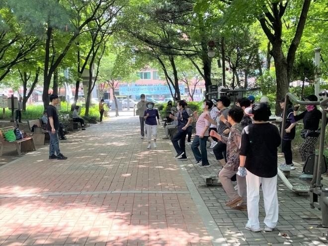 지난 5일 서울 영등포구 당산근린공원에서 어르신들이 치매 예방 체조를 하고 있다.  영등포구 제공