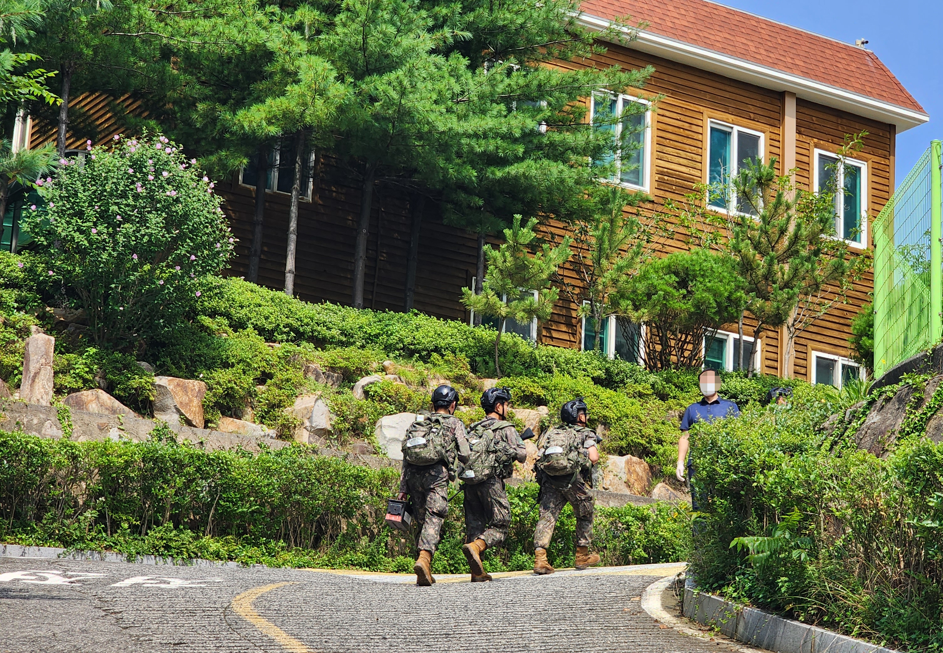 장애인 복지시설 진입하는 군인들
