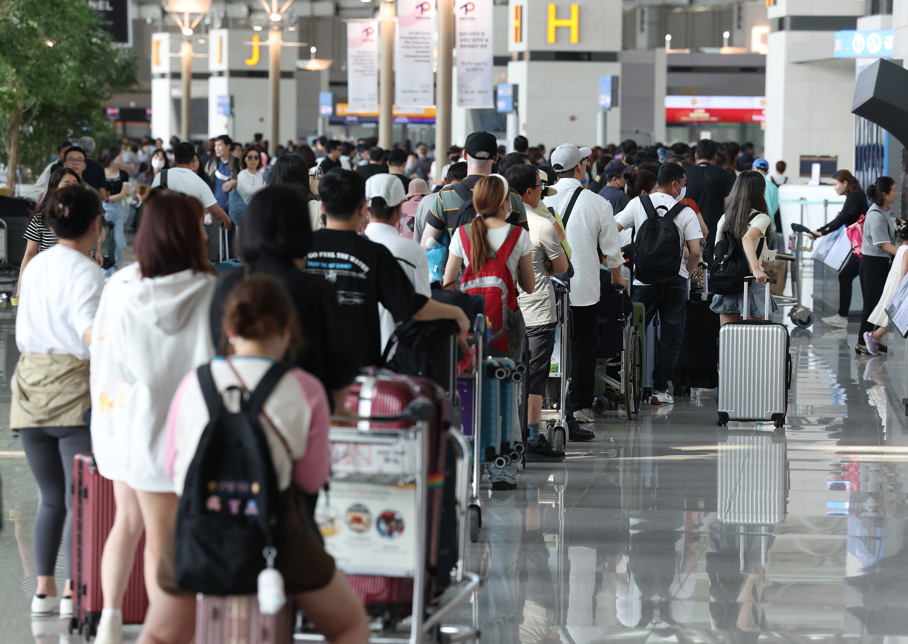 휴가철 앞두고 붐비는 인천공항