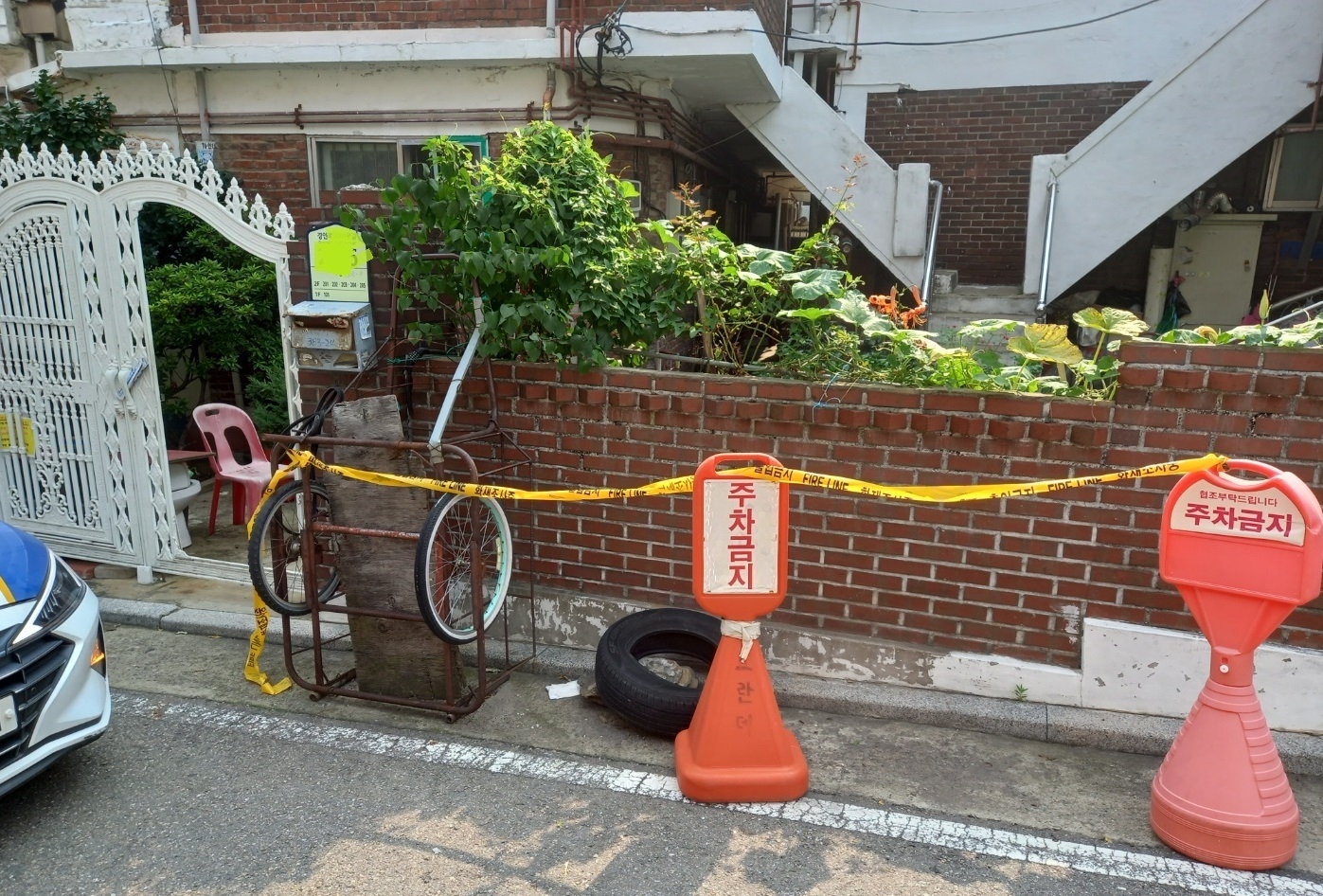 괴우편물이 배달된 인천의 한 가정집 입구에 경찰이 폴리스라인을 설치하고 봉투 안에 담긴 물품의 성분을 조사 중이다. 인천소방본부 제공.
