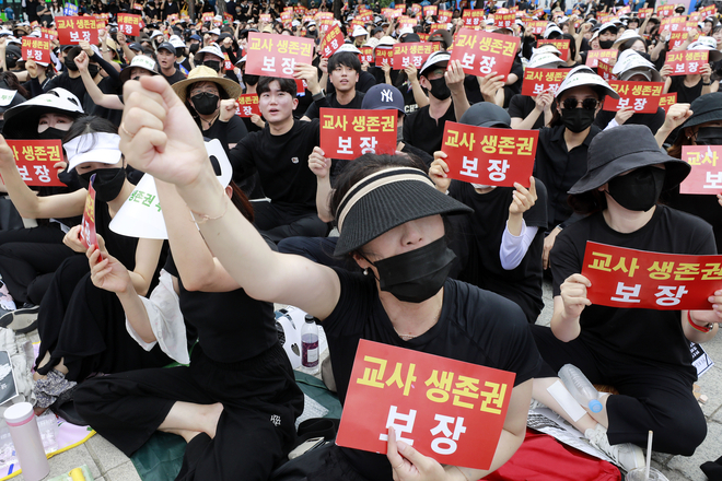 전국의 교사들이 22일 서울 종로구 보신각 앞에서 서이초 교사 사망 사건에 대한 추도식 및 교사 생존권을 위한 집회를 열고 진상 규명과 교권확립 대책 마련을 촉구하고 있다. 뉴시스