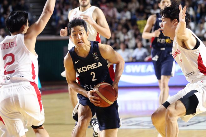 한국 남자농구 대표팀의 허훈이 23일 서울 잠실학생체육관에서 열린 일본과의 평가전에서 상대 집중 마크를 피해 돌파하고 있다. 뉴스1