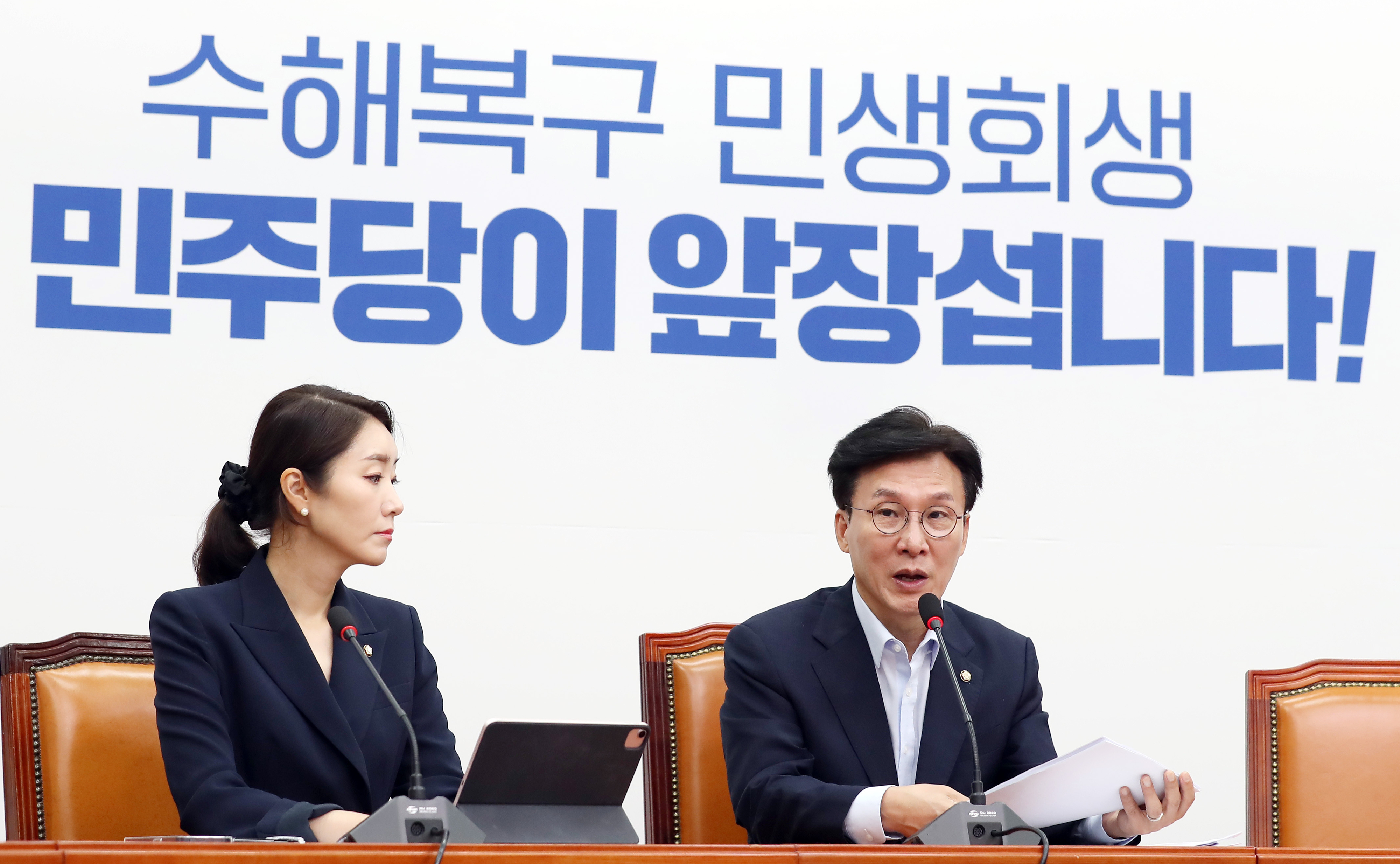 23일 국회에서 기자간담회를 열고 수해 대책 관련 법안 처리 계획을 설명하는 김민석(오른쪽) 더불어민주당 정책위의장. 왼쪽은 강선우 대변인. 서울 뉴시스