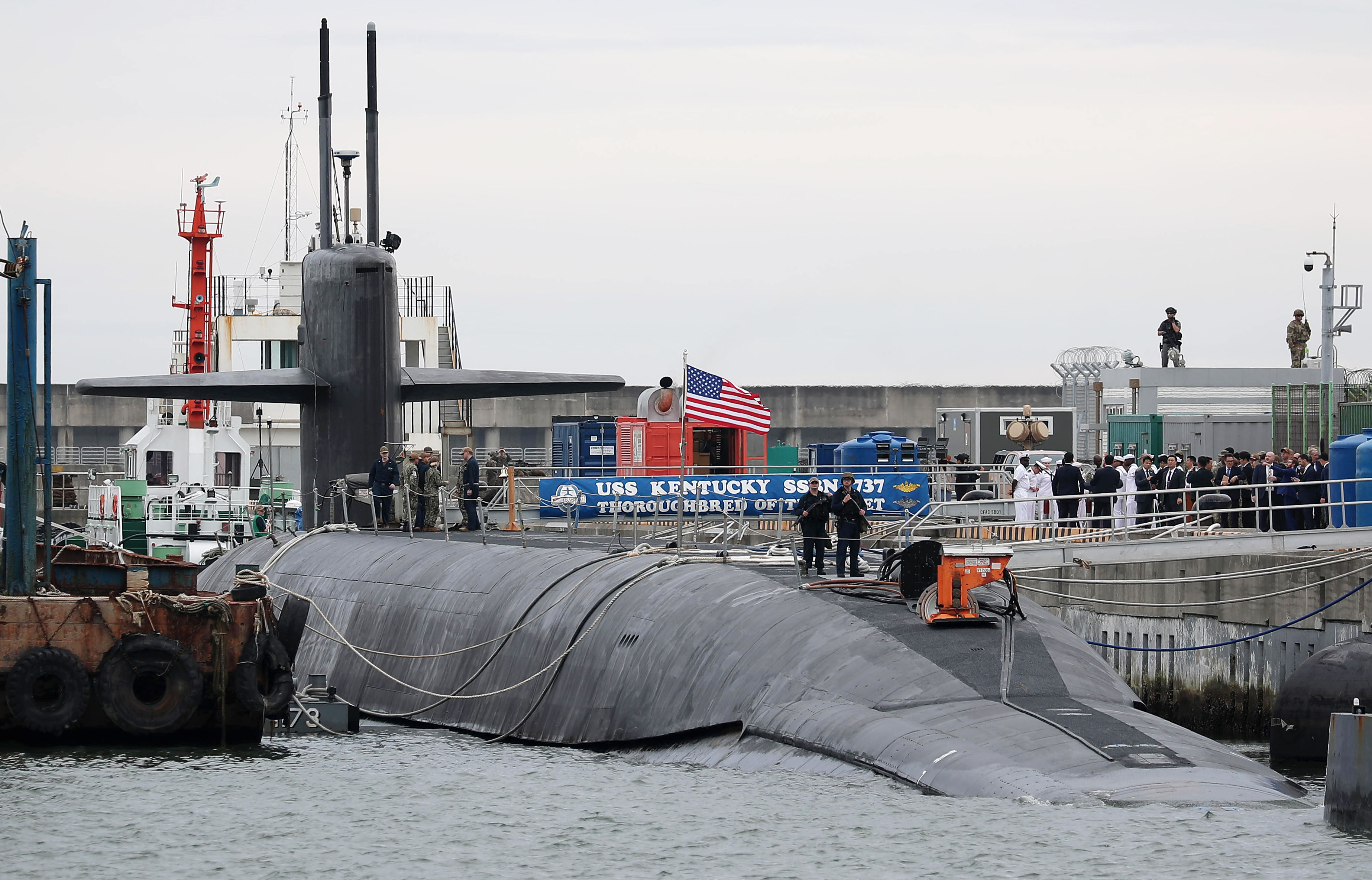 지난 19일 부산 남구 해군작전사령부 부산작전기지에 미국의 오하이오급 핵추진 탄도유도탄 잠수함(SSBN) 켄터키함(SSBN-737)이 입항해 있다.