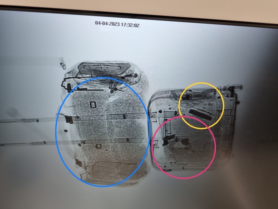 인천공항세관과 인천지방검찰청은 지난 4월 4일 미국 뉴욕에서 인천공항으로 입국하면서 대마초 4500g을 여행용 가방에 숨겨 밀수입한 B(43)씨를 적발하고 B씨에 마약을 유통시킨 한국계 미국인 부부 A(35)씨와 C(35)씨를 검거해  마약류 관리에 관한 법률 위반 혐의로 기소했다고 24일 밝혔다. 사진은 대마초 은닉 가방 엑스레이 영상. 2023.7.24 인천공항세관 제공