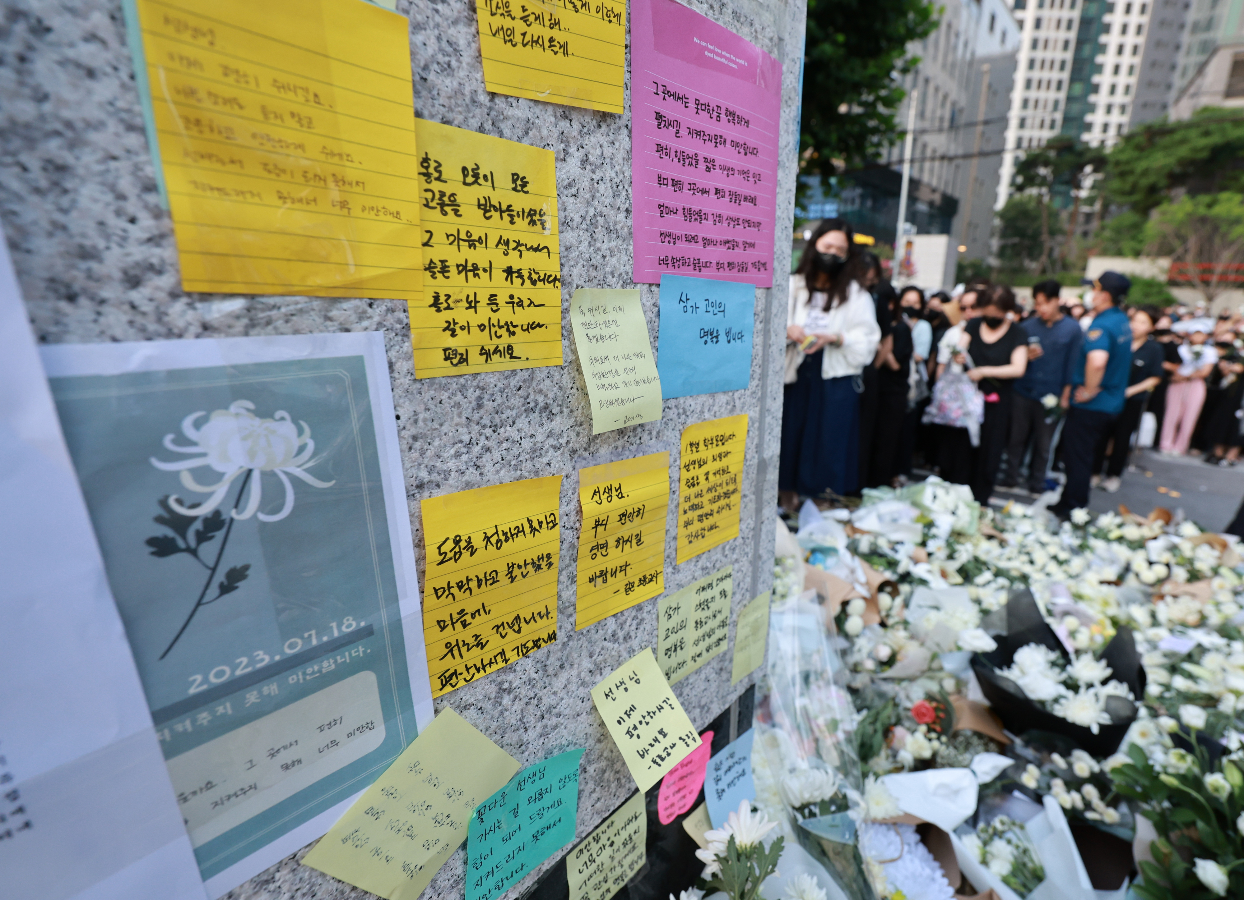 20일 오후 서울 서초구 서이초등학교 정문에 추모객들의 메시지가 부착돼 있다.  2023.7.20  연합뉴스