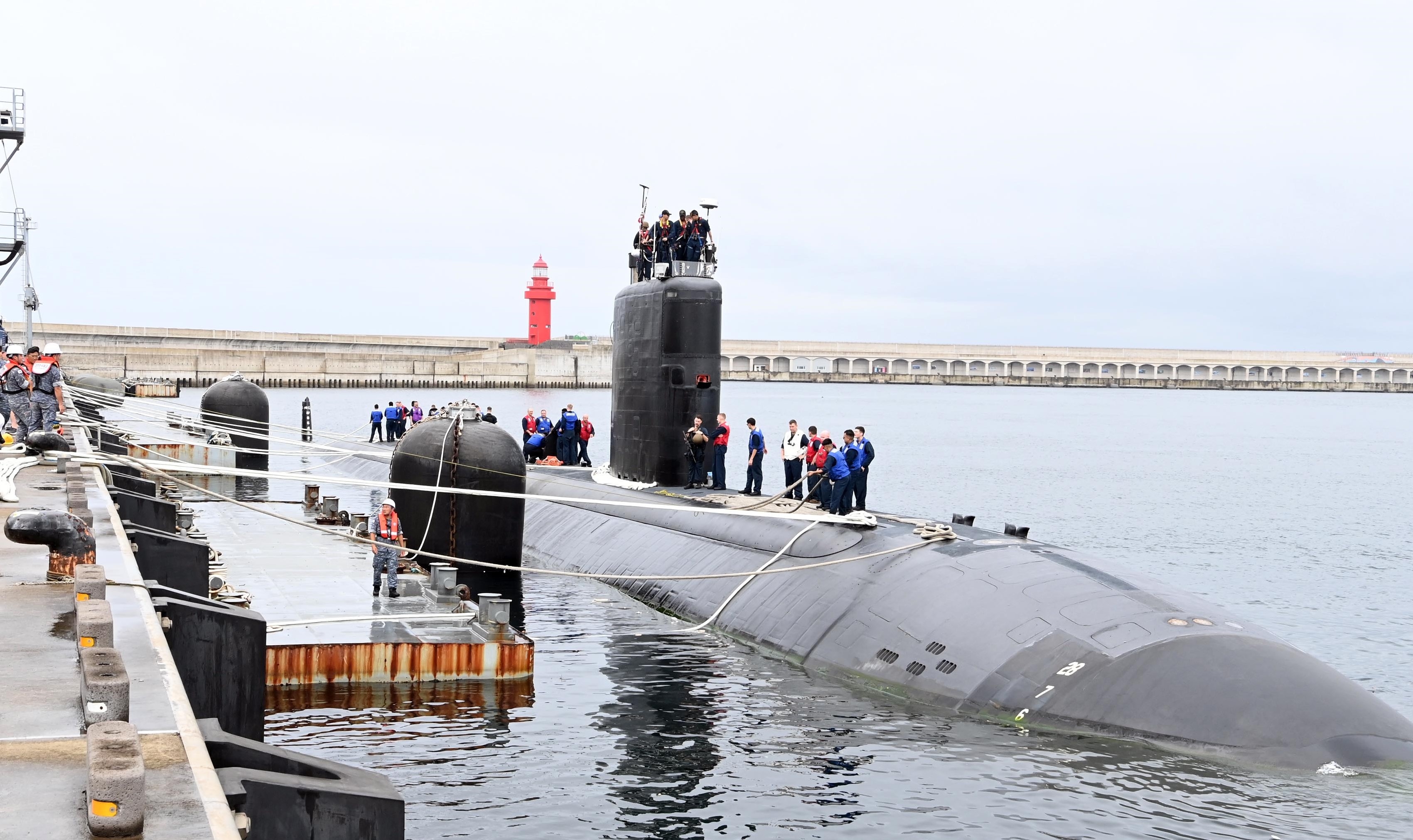 미국 LA급 핵추진잠수함(SSN) 아나폴리스함이 24일 오전 제주해군기지에 군수적재를 위해 입항하고 있다. 해군 제공