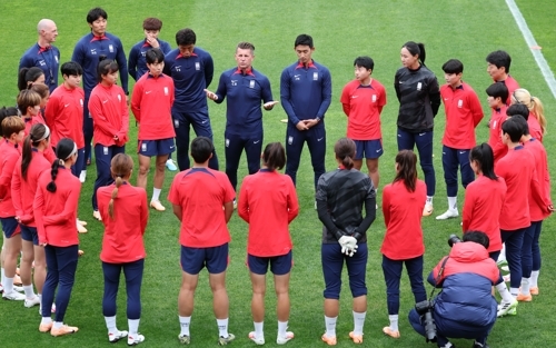 한국 여자축구 대표팀을 이끄는 콜린 벨 감독이 2023 국제축구연맹(FIFA) 호주·뉴질랜드 여자 월드컵 콜롬비아와의 조별리그 1차전을 하루 앞둔 24일 호주 시드니 라이카트 오벌에서 선수단에 훈련 내용을 설명하고 있다. 연합뉴스