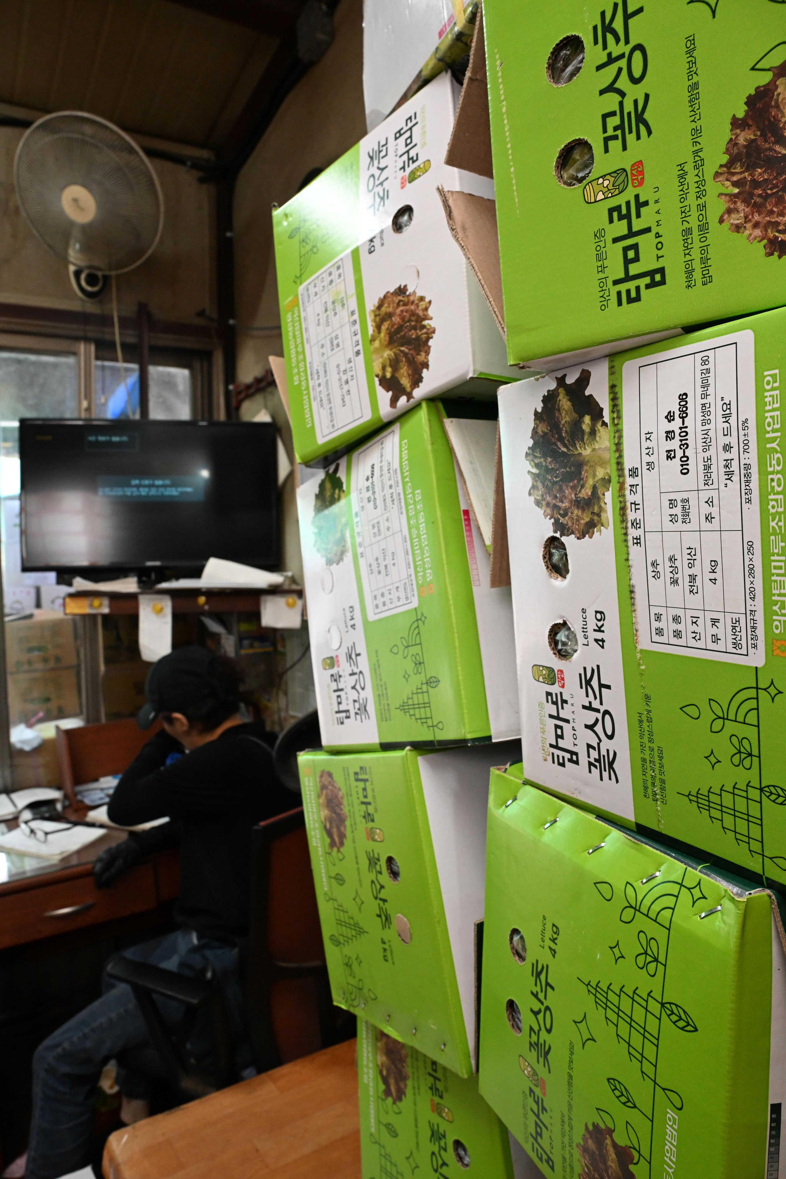 집중호우와 폭염등으로 채소류 가격이 폭등한 가운데 24일 오전 서울 송파구 가락동 농산물시장 내 한 상점에 상추가 쌓여 있다. 2023.7.24. 도준석 기자