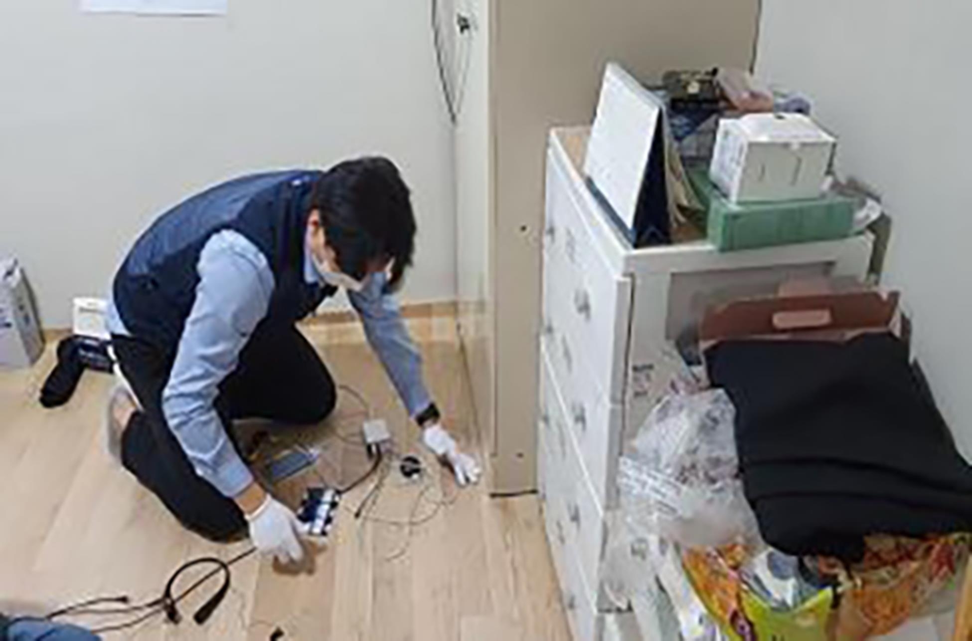 서울 송파구 관계자가 반지하주택에 바퀴벌레 트랩을 설치하고 있다. 송파구 제공