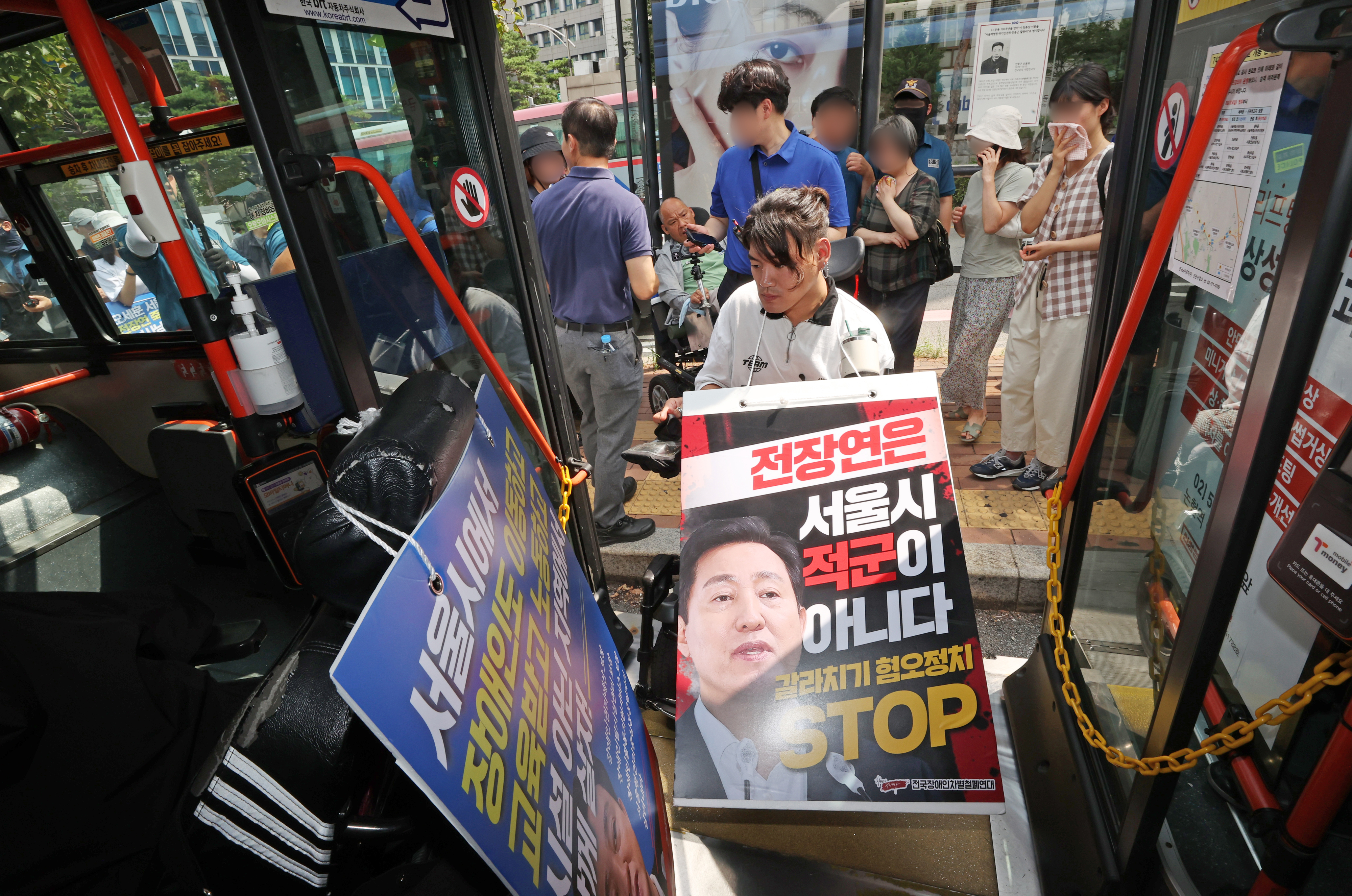 25일 오전 서울 중구 국가인권위원회 인근 버스정류장에서 전국장애인차별철폐연대가 연 ‘제17차 버스행동’에서 활동가들이 저상버스에 타고 있다.