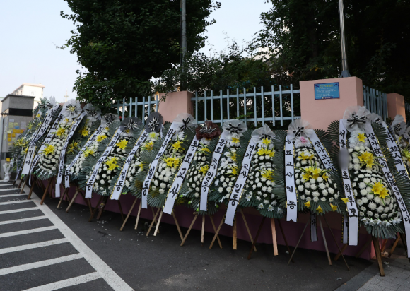 20일 오전 서울 서초구 한 초등학교 앞에 추모 화환이 놓여있다. 교육계에 따르면 이 학교 담임 교사 A씨가 학교 안에서 극단적 선택을 해 숨지는 일이 발생했다. 2023.7.20 연합뉴스