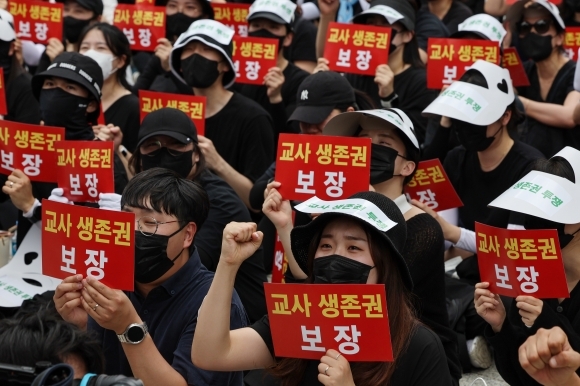 서울 서초구의 한 초등학교에서 발생한 교사 사망 사건과 관련해 22일 오후 서울 종로구 보신각 인근에서 열린 추모식에서 참가자들이 구호를 외치고 있다. 2023.7.22 연합뉴스