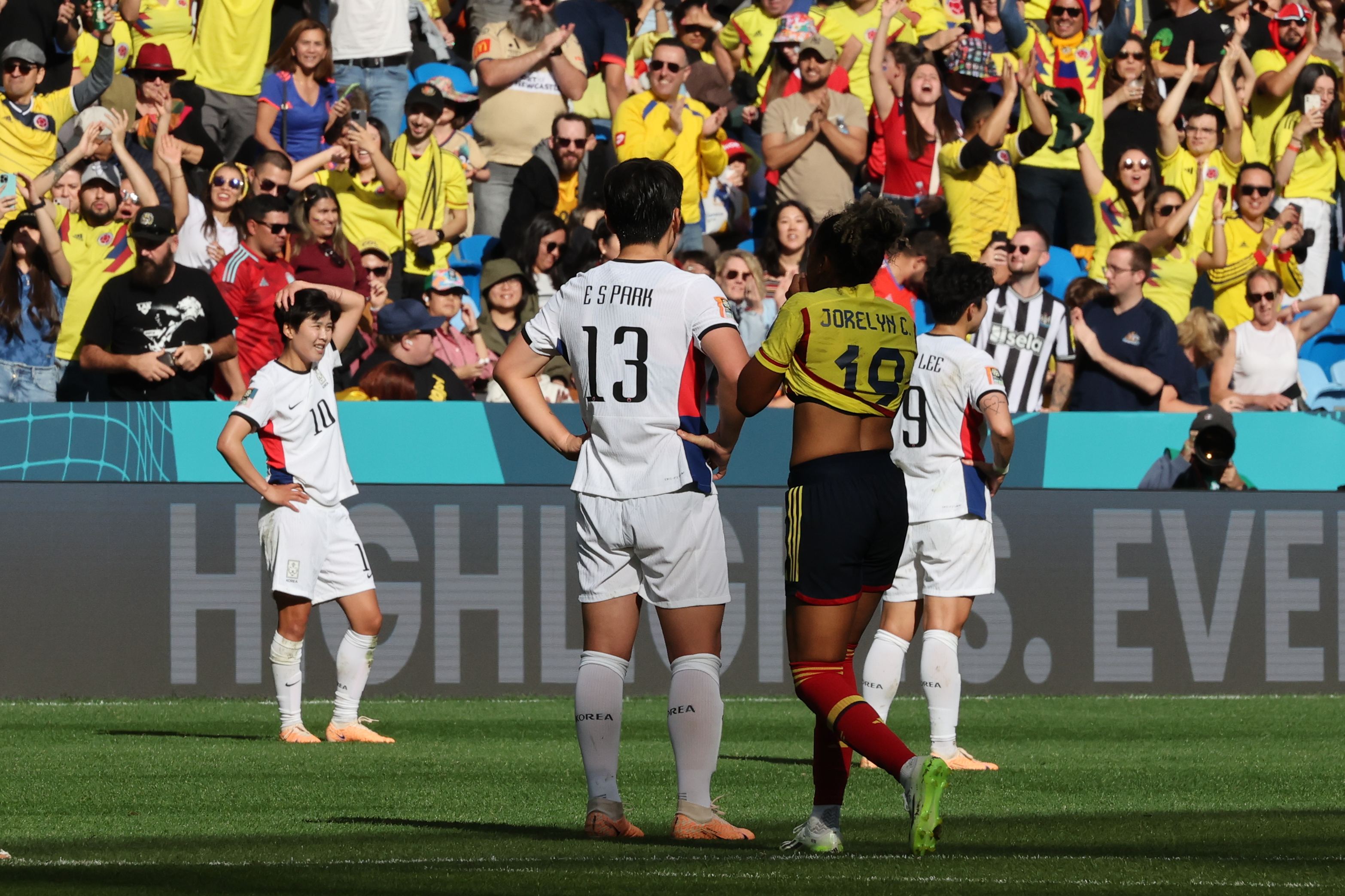 한국 여자축구 대표팀 선수들이 25일 호주 시드니 풋볼 스타디움에서 열린 2023 국제축구연맹(FIFA) 호주·뉴질랜드 여자 월드컵 조별리그 H조 1차전  콜롬비아와의 경기에서 0-2로 패한 뒤 허탈해 하고 있다. 연합뉴스