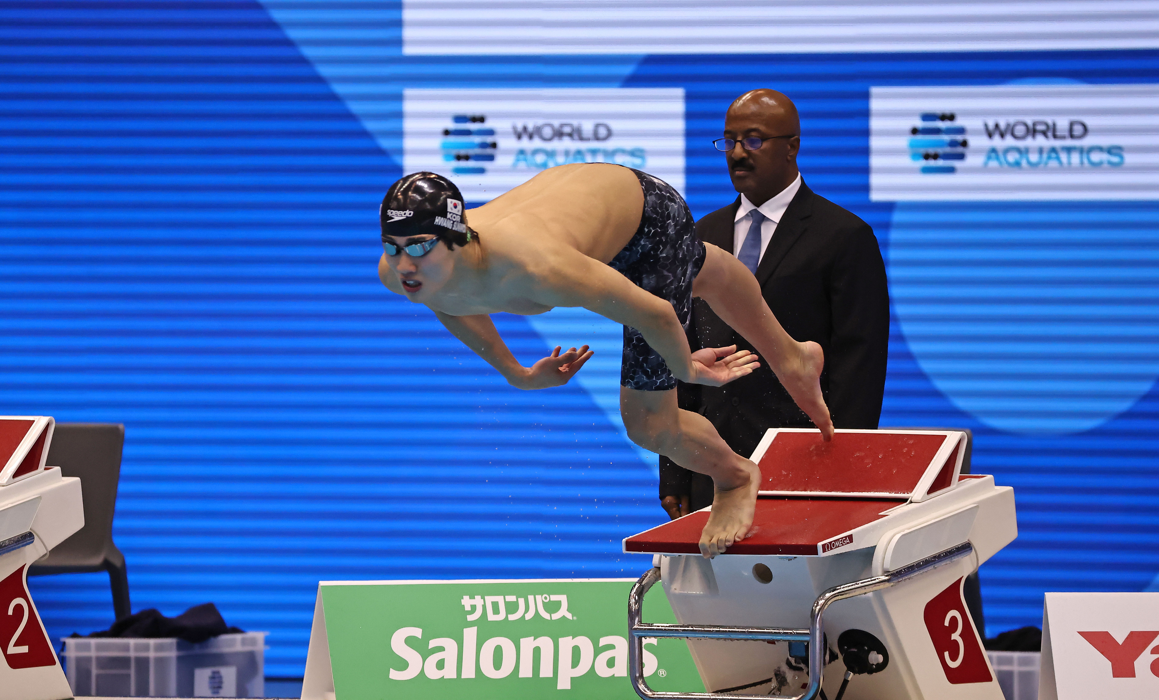 황선우가 25일 후쿠오카 세계수영선수권 남자 200m 자유형 결선에서 0.63초의 빠른 반응속도로 출발대를 박차고 물에 뛰어들고 있다. 2[후쿠오카 연합뉴스]