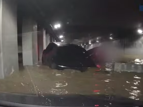 지하차도에서 차들이 물에 잠기고 있는 모습. KBS 뉴스 캡처