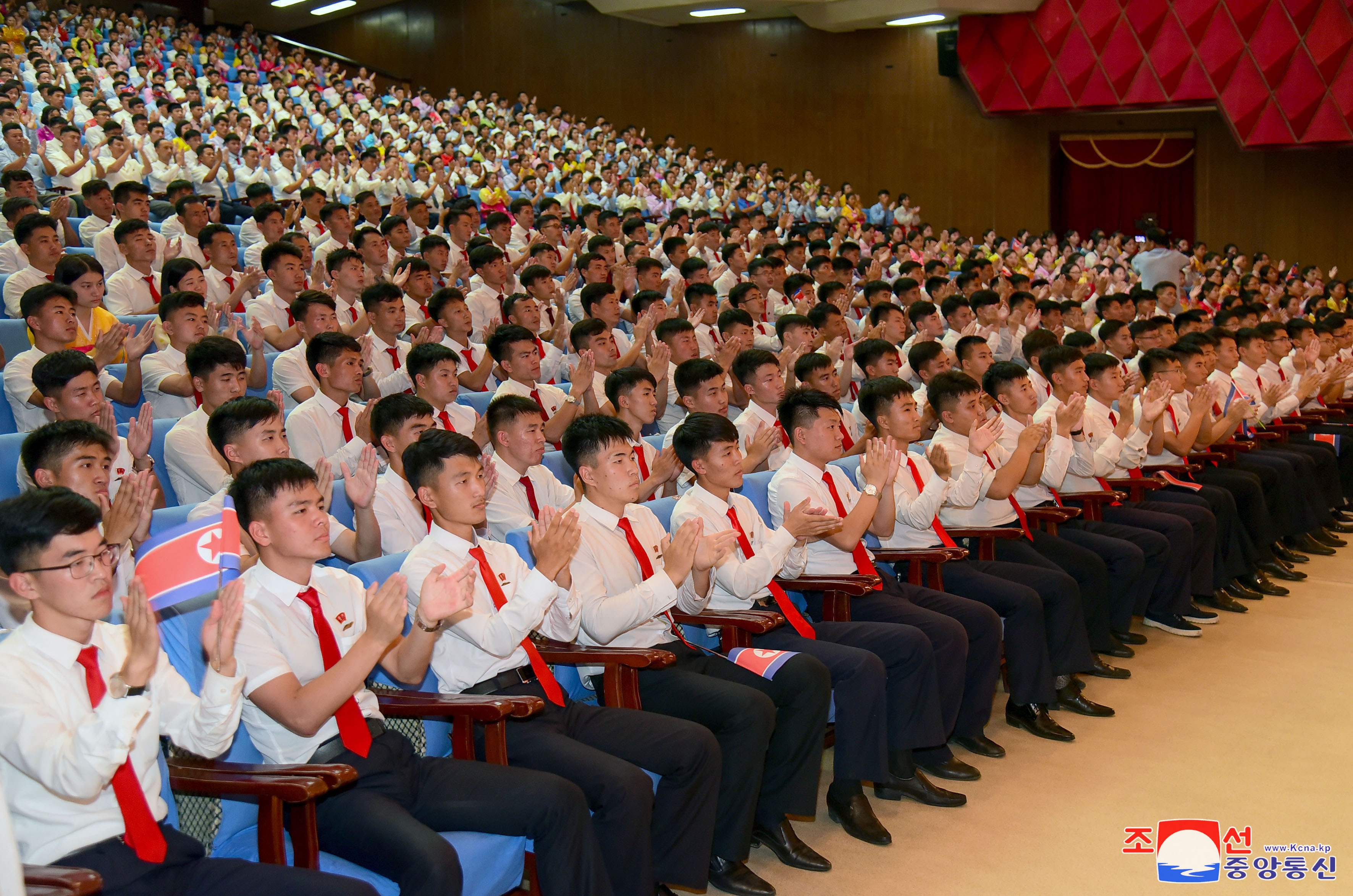 북한, ‘전승절 70주년’ 전쟁노병들과 학생들 상봉모임
