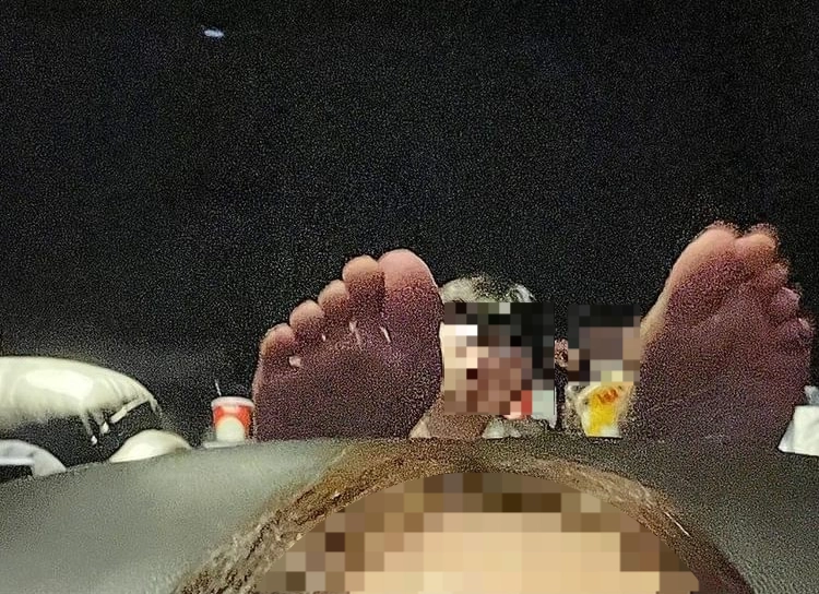 영화관에서 앞좌석을 발로 치고 맨발까지 올린 관객의 행태가 알려지며 네티즌들의 비난을 사고 있다. 온라인 커뮤니티 ‘보배드림’ 인스타그램 캡처
