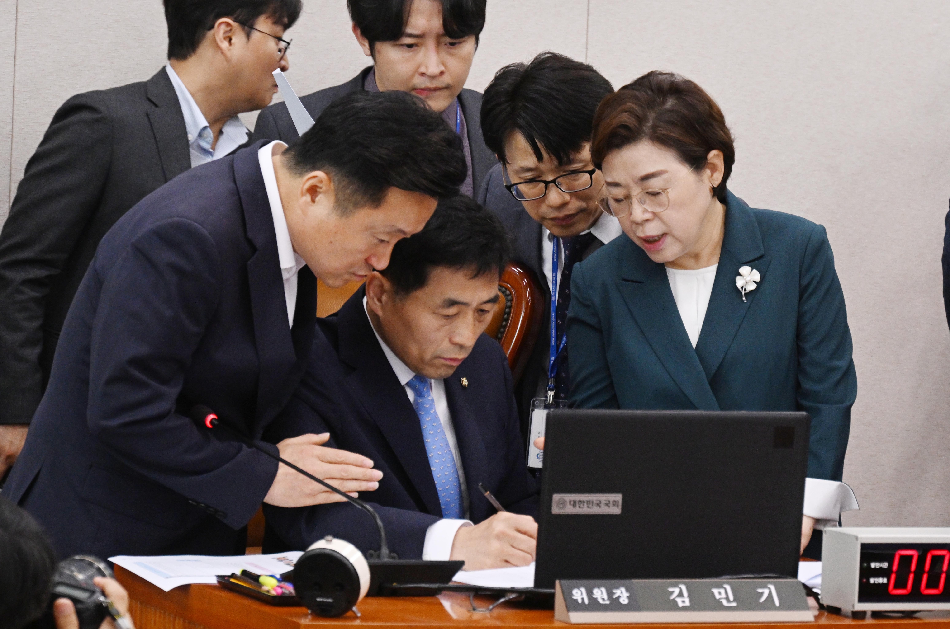 김민기 국토위 위원장이 26일 오전 서울 여의도 국회에서 열린 국토교통위원회 전체회의에서 여야 간사와 대화하고 있다. 2023.7.26.안주영 전문기자
