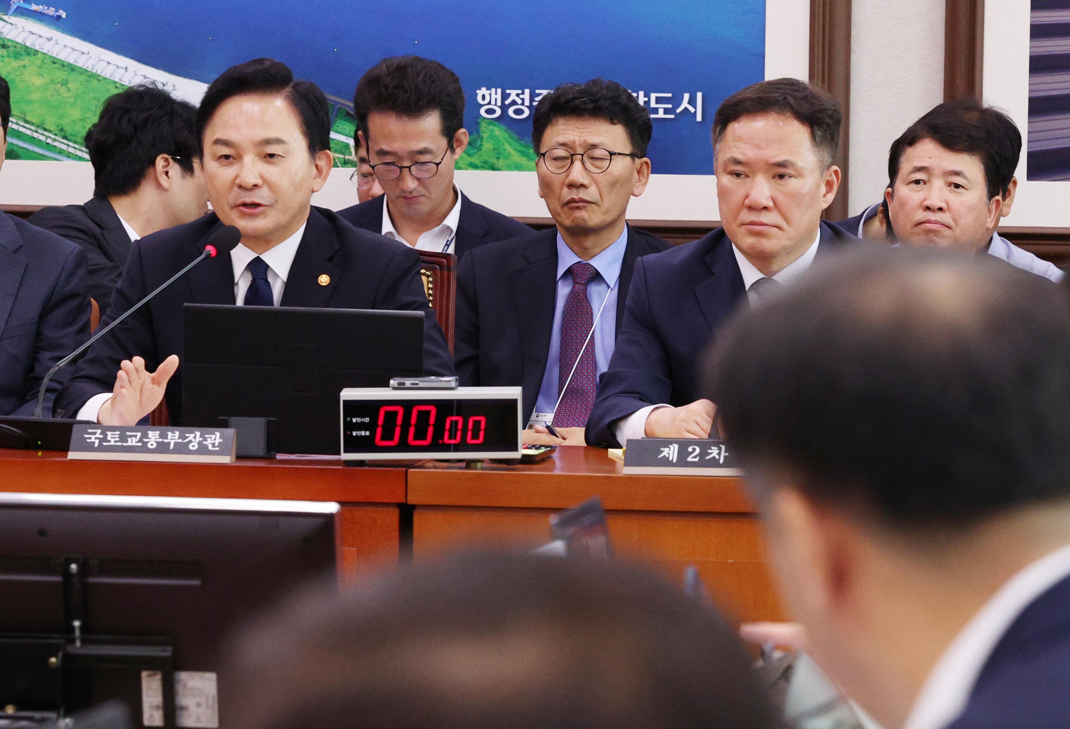 원희룡 국토교통부 장관이 26일 오전 서울 여의도 국회에서 열린 국토교통위원회 전체회의에서 의원 질의에 답변하고 있다. 2023.7.26안주영 전문기자