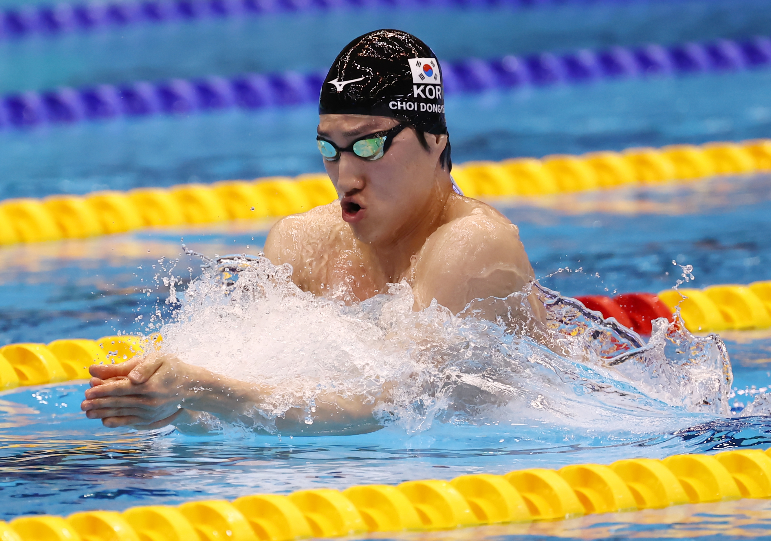 한국 혼성 혼계영 대표팀 맏형 최동열이 26일 일본 후쿠오카 세계수영선수권 400ｍ 예선에서 두 번째 평영 영자로 출전,  스트로크를 하기 위해 물을 잡고 있다. [후쿠오카 연합뉴스]