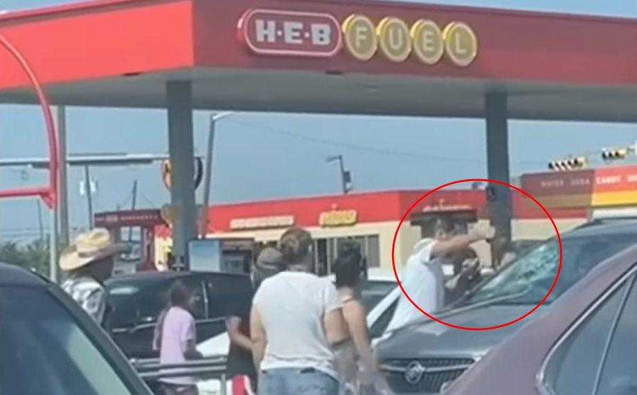 24일(현지시간) 폭염이 이어진 미국 텍사스에서 차 안에 갇힌 아기를  구조하기 위해 아버지가 유리창을 깼다. 폭스뉴스 유튜브