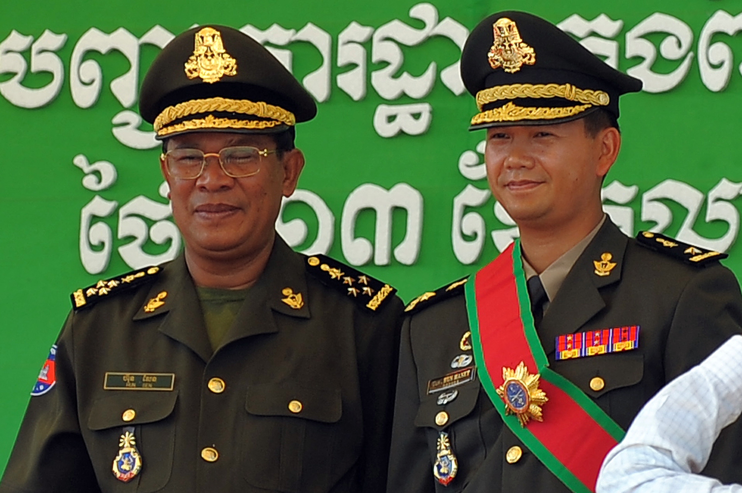 훈센 캄보디아 총리와 그의 장남 훈 마넷 차기 총리가 나란히 군복을 입고 서 있는 모습.  AFP 연합뉴스