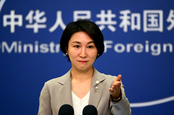 마오닝 중국 외교부 대변인이 26일 베이징 외교부 청사에서 정례 브리핑에 나서고 있다. 베이징 AFP 연합뉴스