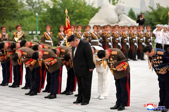 김정은 북한 국무위원장이 6ㆍ25전쟁 정전기념일 70주년인 27일을 앞두고 열사묘 참배 등 ‘전승절’ 행보를 본격화했다. 조선중앙통신은 김 위원장이 지난 25일 조국해방전쟁 참전 열사묘를 찾았다고 26일 보도했다. 2023.7.26. 평양 조선중앙통신 연합뉴스