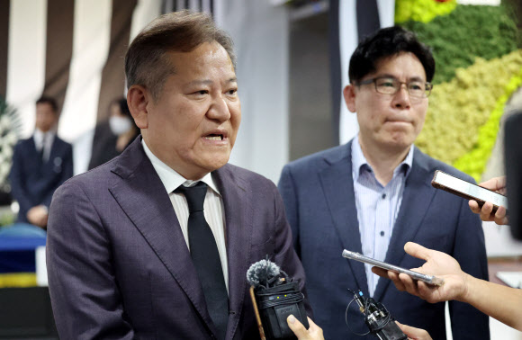 이상민 행정안전부 장관이 26일 충북도청에 마련된 오송 지하차도 사고 희생자 합동분향소를 방문해 취재진과 인터뷰하고 있다. 2023.7.26 연합뉴스