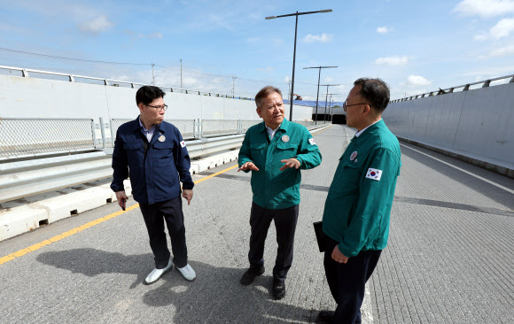 이상민 행안부 장관이 26일 24명의 사상자가 발생한 청주시 흥덕구 오송읍 궁평 제2지하차도를 방문해 현장을 둘러보고 있다. 2023.7.26 연합뉴스