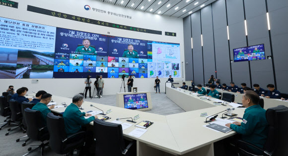 이상민 행정안전부 장관이 26일 오전 정부세종청사 행정안전부 중앙재난안전상황실에서 열린 호우 대처 상황 점검회의에 참석해 발언하고 있다. 2023.7.26 연합뉴스