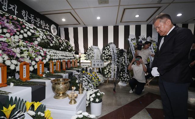 탄핵소추안 기각으로 167일 만에 업무에 복귀한 이상민 행정안전부 장관이 26일 오전 충북도청에 마련된 오송참사 희생자 합동분향소를 찾아 조문하고 있다. 지난 15일 미호강 제방이 유실되면서 오송 궁평2지하차도가 완전 침수돼 14명이 숨지고 10명이 다쳤다. 2023.7.26. 뉴스1