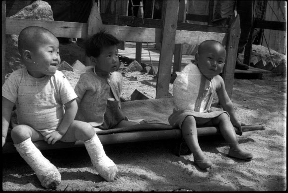유엔평화기념관이 6·25 전쟁 소장품 모으기 캠페인에서 수집한 사진을 정전 70주년을 맞아 연합뉴스에 26일 일부 공개했다. 사진은 부상 후 회복 중인 아이들 모습. 2023.7.26. 유엔평화기념관 제공