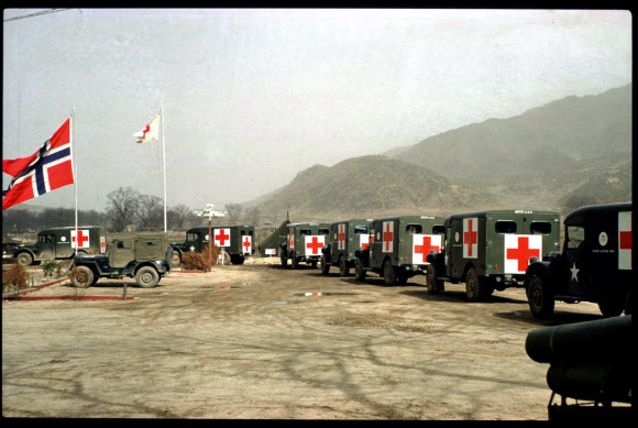 유엔평화기념관이 6·25 전쟁 소장품 모으기 캠페인에서 수집한 사진을 정전 70주년을 맞아 연합뉴스에 26일 일부 공개했다. 사진은 노르웨이 이동외과병원 철수 모습. 2023.7.26. 유엔평화기념관 제공