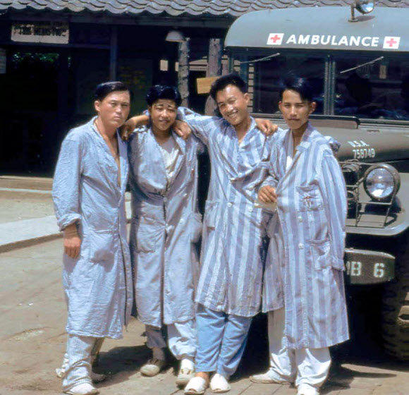 유엔평화기념관이 6·25 전쟁 소장품 모으기 캠페인에서 수집한 사진을 정전 70주년을 맞아 연합뉴스에 26일 일부 공개했다. 사진은 미군용 구급차 앞 환자들 모습. 2023.7.26. 유엔평화기념관 제공