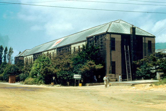 유엔평화기념관이 6·25 전쟁 소장품 모으기 캠페인에서 수집한 의료참전국 스웨덴·노르웨이 참전용사가 촬영한 사진을 정전 70주년을 맞아 연합뉴스에 26일 일부 공개했다. 사진은 스웨된 적십자병원 본관 모습. 2023.7.26. 잉바르 스벤손(Ingvar Svensson)·유엔평화기념관 제공