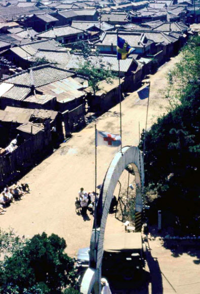 유엔평화기념관이 6·25 전쟁 소장품 모으기 캠페인에서 수집한 의료참전국 스웨덴·노르웨이 참전용사가 촬영한 사진을 정전 70주년을 맞아 연합뉴스에 26일 일부 공개했다. 사진은 스웨된 적십자병원 정문 모습. 2023.7.26. 잉바르 스벤손(Ingvar Svensson)·유엔평화기념관 제공