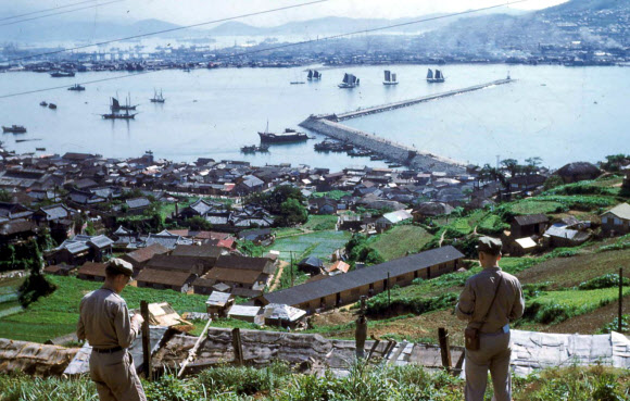 유엔평화기념관이 6·25 전쟁 소장품 모으기 캠페인에서 수집한 의료참전국 스웨덴·노르웨이 참전용사가 촬영한 사진을 정전 70주년을 맞아 연합뉴스에 26일 일부 공개했다. 사진은 산복도로에서 촬영된 것으로 추정되는 부산 영도다리(영도대교)와 당시 부산의 모습. 2023.7.26. 잉바르 스벤손(Ingvar Svensson)·유엔평화기념관 제공