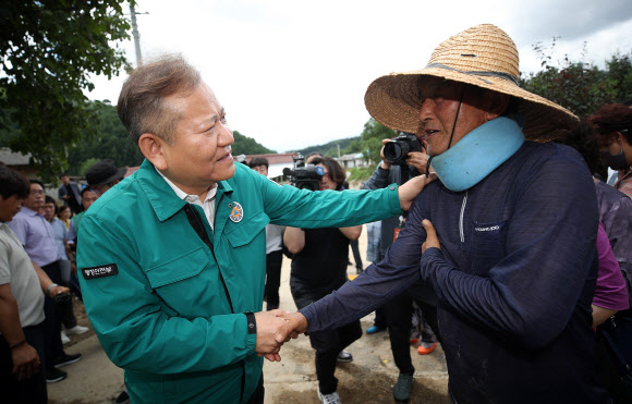 이상민 행정안전부 장관이 26일 오전 경북 봉화군 봉성면 우곡리 오그래미 마을 산사태 피해현장을 찾아 피해 주민을 위로하고 있다. 2023.7.26 연합뉴스