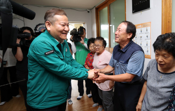 이상민 행정안전부 장관이 26일 오후 경북 영주시 단산면 단곡2리 노인회관 이재민 임시주거시설을 찾아 이재민들과 인사하고 있다. 2023.7.26 연합뉴스