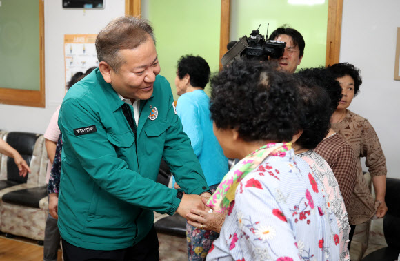 이상민 행정안전부 장관이 26일 오후 경북 영주시 단산면 단곡2리 노인회관 이재민 임시주거시설을 찾아 이재민들과 인사하고 있다. 2023.7.26 연합뉴스